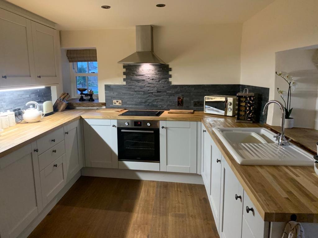 5 Star Cottage On The Green With Log Burner - Dog Friendly Austwick Экстерьер фото